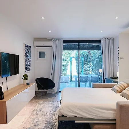 Moderne Dans Le Golfe De Saint-tropez Gassin